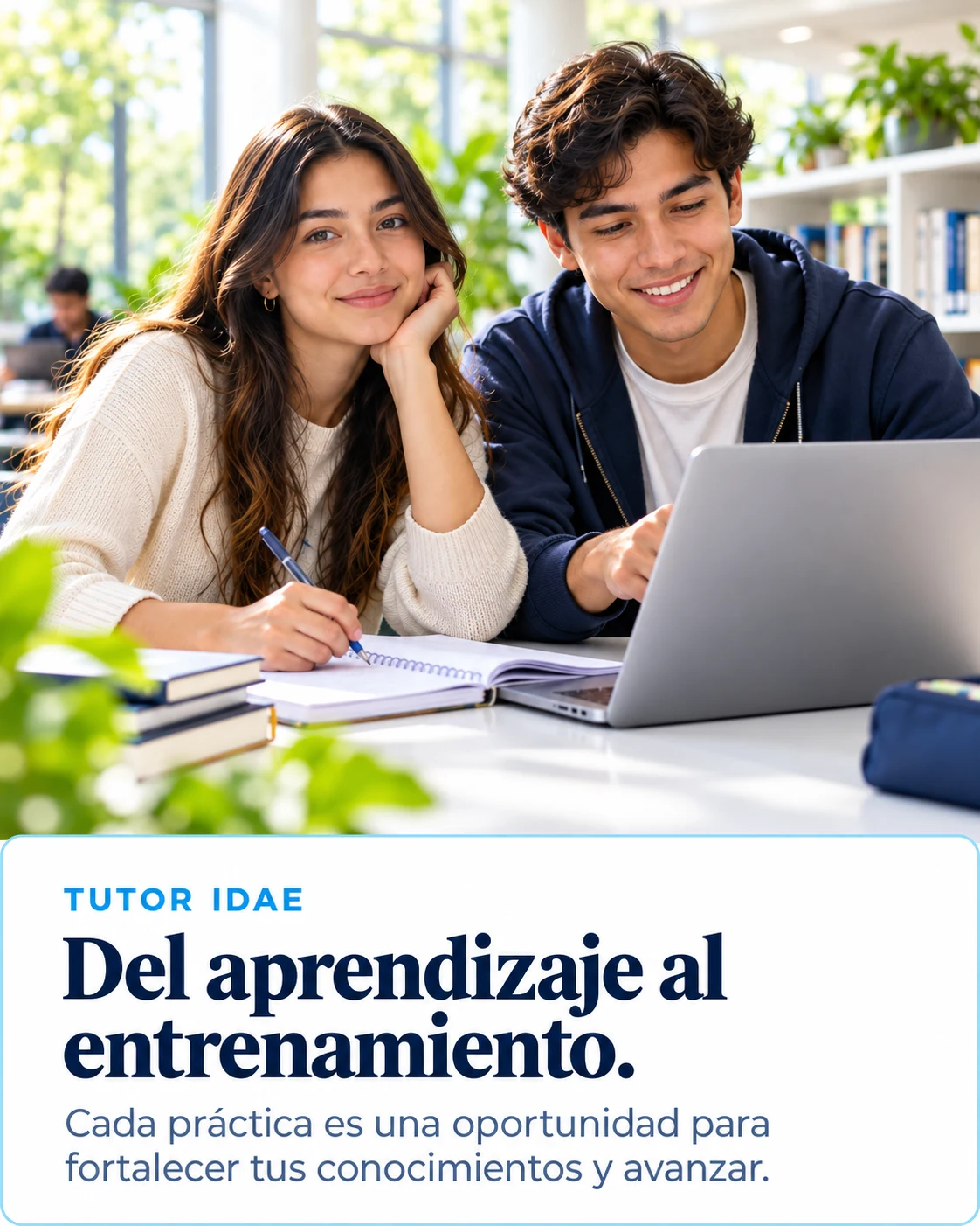 Dos estudiantes practicando con un computador y un cuaderno en un ambiente de estudio luminoso